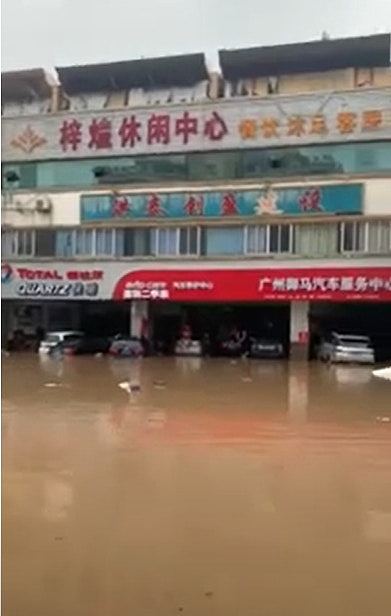 暴雨夜袭广东，广州新塘道路水浸车泡水，居民怒批排水系统（视频/组图） - 4