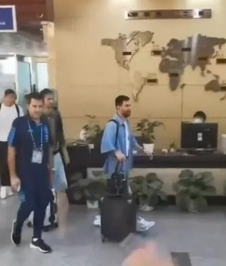 梅西去中国了！私人飞机刚落地北京，就被困机场！有图有真相，球王球迷都“疯”了（组图） - 12