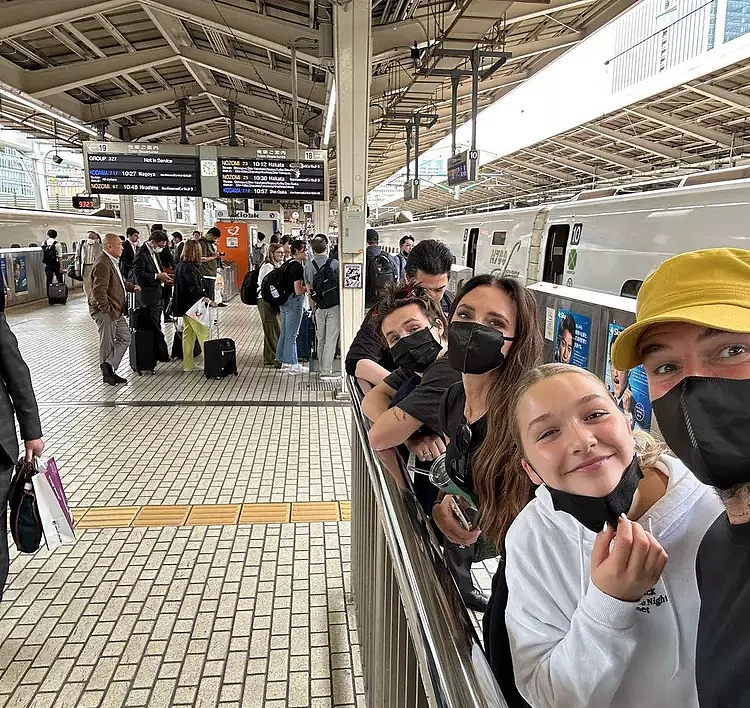 贝克汉姆一家日本度假，乘坐高铁接地气，与艺伎跪着合影超随和（组图） - 12