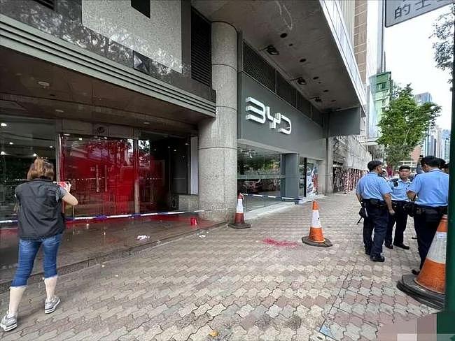 比亚迪在香港的多家门店同时遭破坏、被泼红漆（组图） - 5