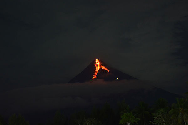 菲律宾“马永火山”熔岩直流！几天内恐危险爆发，紧急疏散上万人（视频/组图） - 1