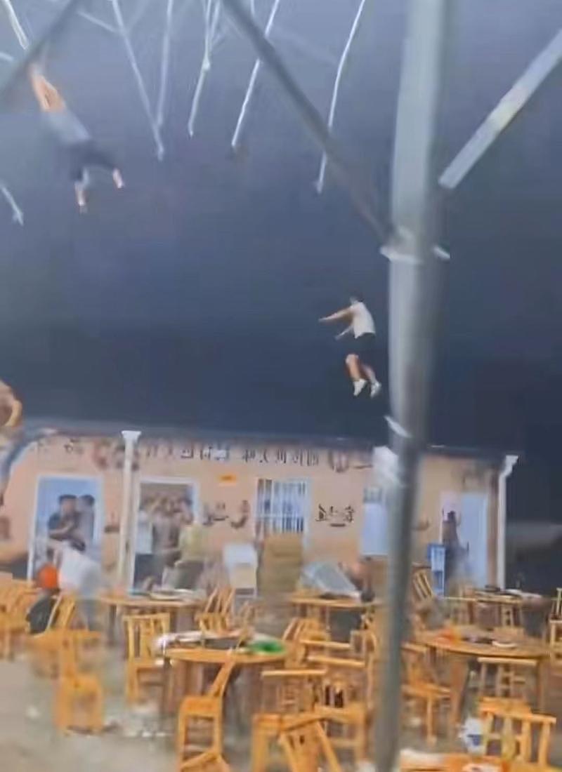 恐怖画面曝光！湖北宜昌狂风掀飞餐厅雨棚，多人被带至半空后堕地（视频/组图） - 1