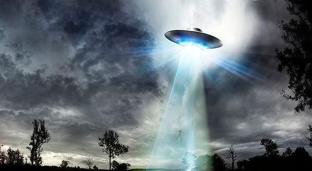 美UFO专家称：很多飞船有足球场那么大，第一起坠机发生在意大利（组图） - 2