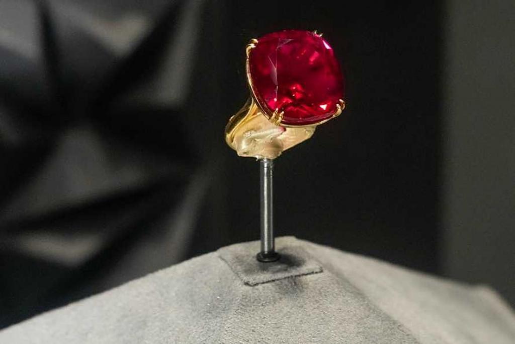 世界最大“鸽血红”红宝石，天价10.6亿售出破纪录（图） - 2