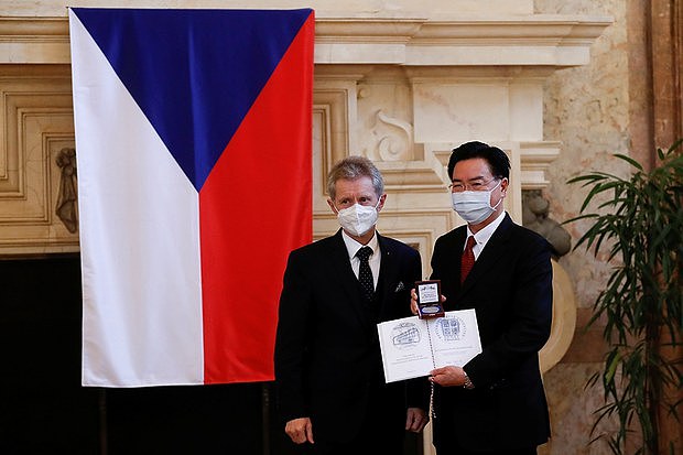台湾外长会见捷克参议院议长激怒了中国（图） - 1