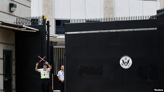 中国男子在美驻港澳总领馆外墙喷标语遭逮捕（图） - 2