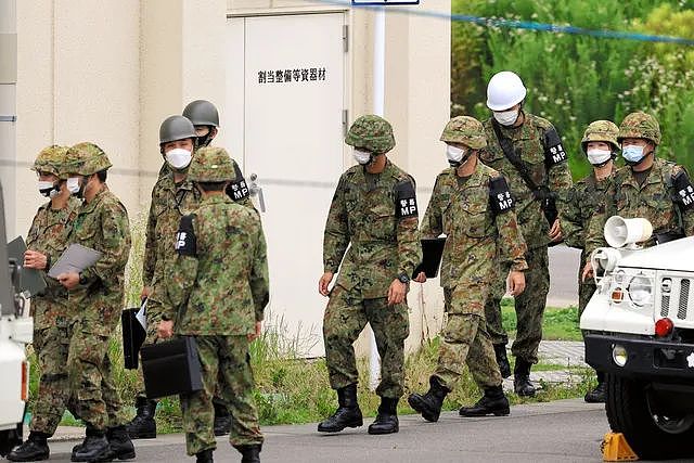 日本自卫队不养闲人：18岁新兵靶场发飚，枪杀三名教官（组图） - 12