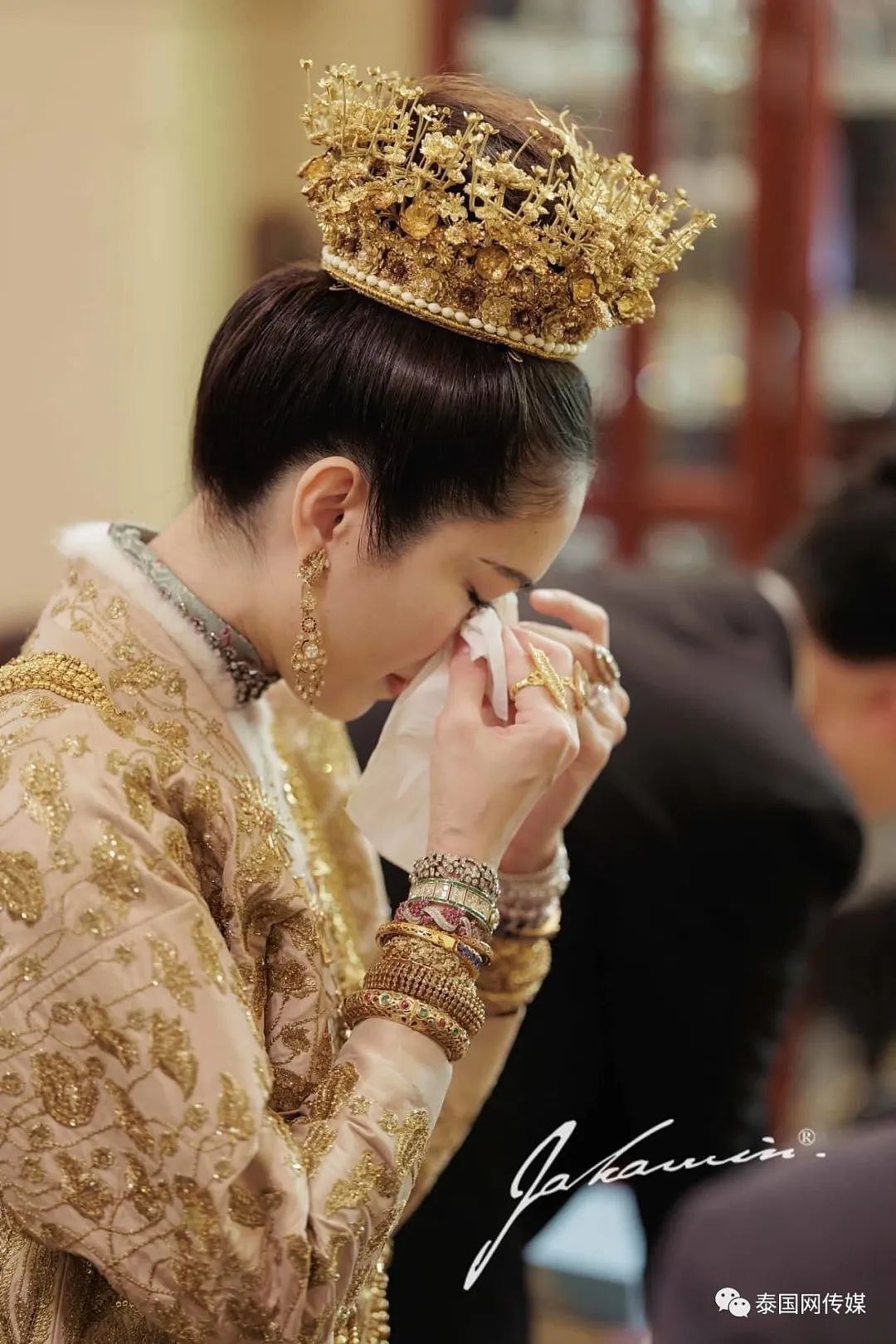 泰国最美变性人宝儿婚后首晒合照，撒糖为丈夫庆生，大婚当日曾满身黄金（组图） - 17