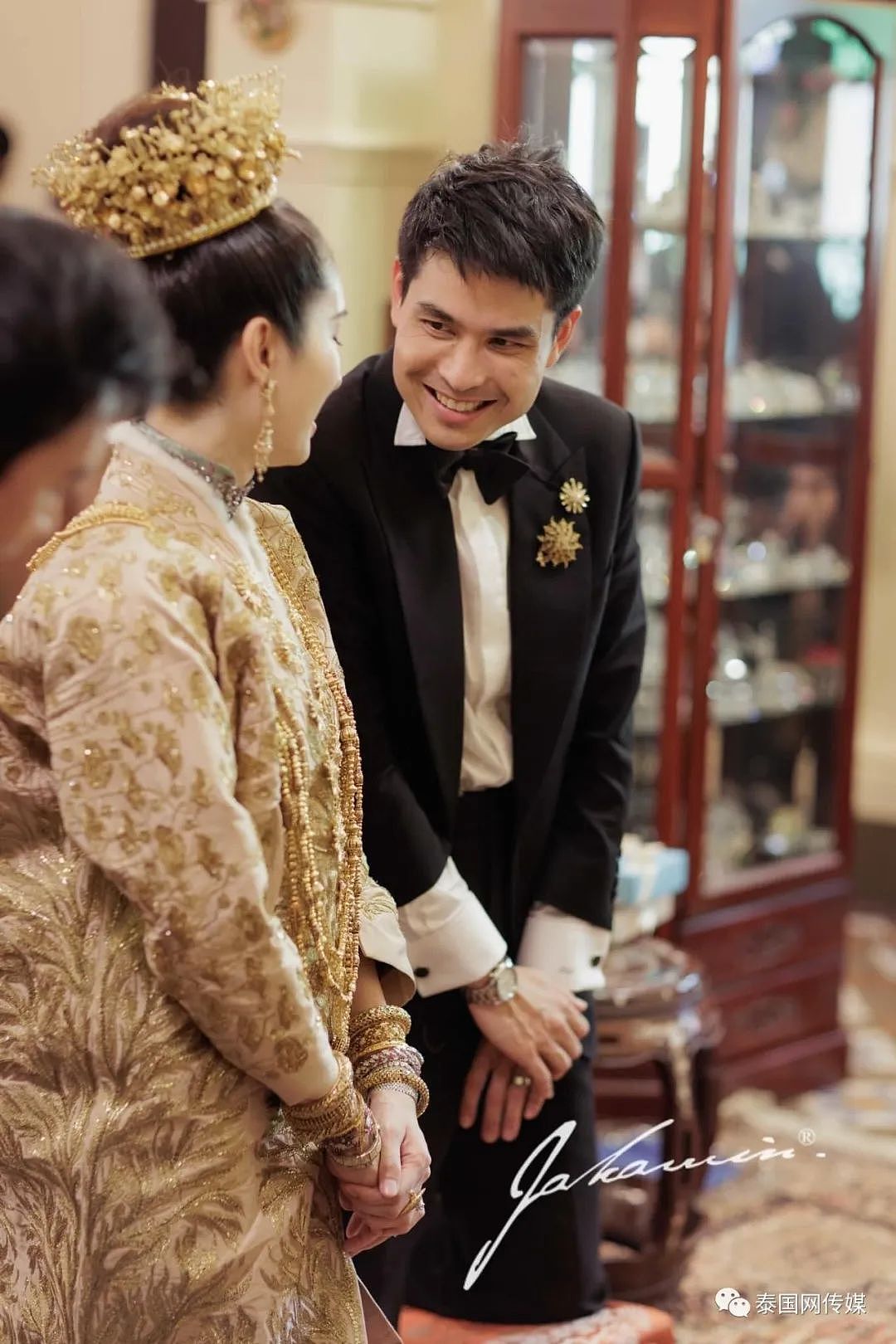 泰国最美变性人宝儿婚后首晒合照，撒糖为丈夫庆生，大婚当日曾满身黄金（组图） - 19