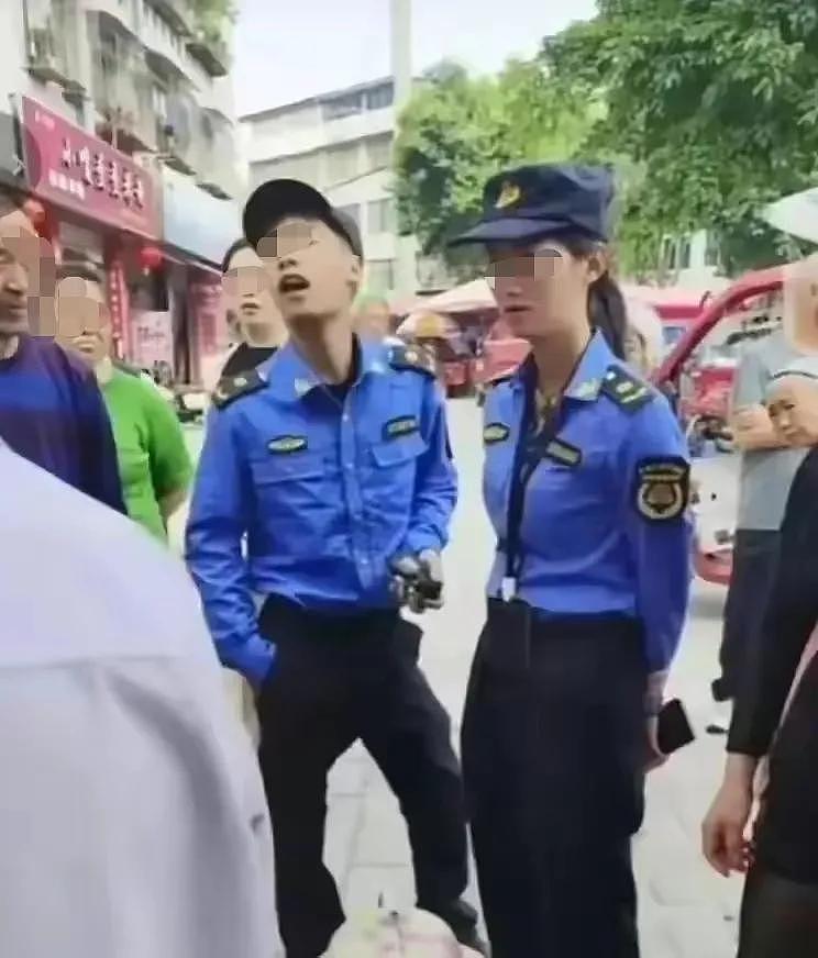 四川城管暴力执法引起公愤，群众围堵城管车辆怒吼：“干啥子”（视频/组图） - 5