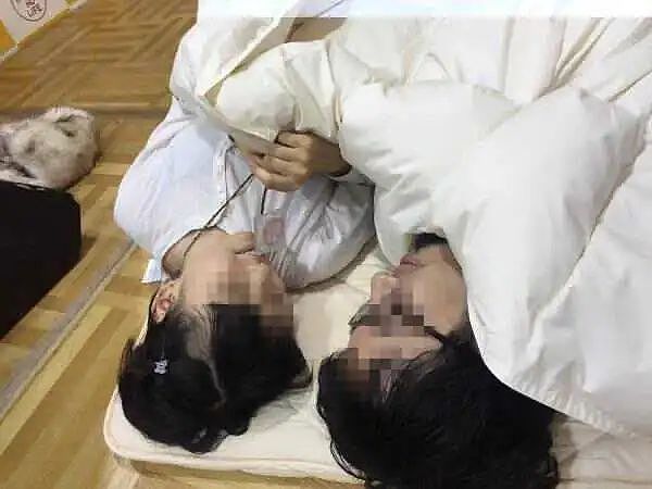 日本女团灌男粉丝喝洗洁精，看对方口吐泡沫还哈哈大笑（组图） - 33