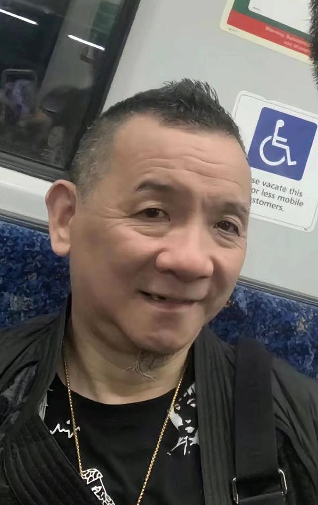 63岁老戏骨刘昌伟疑移居悉尼，戴金链坐当地火车被偶遇，苍老憔悴变化大（组图） - 3