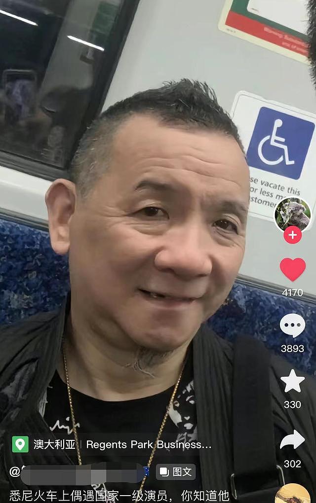 63岁老戏骨刘昌伟疑移居悉尼，戴金链坐当地火车被偶遇，苍老憔悴变化大（组图） - 1