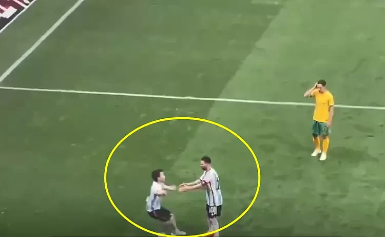 梅西本可推开中国球迷，但谁注意到细节？双手接住他，又拍了拍他（视频/组图） - 3