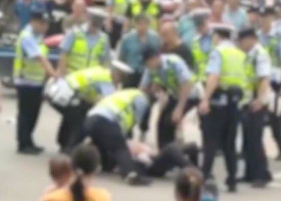 怀抱婴儿男子被警察撂倒在地，疑似“暴力执法”（视频/图） - 1