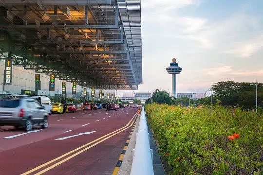 惊恐！ 载200人的波音飞机万米高空自由落体，飞行员重伤，空姐被甩到空中，乘客尖叫爆哭（组图） - 14