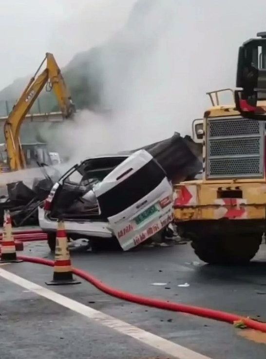 广东河源市3车相撞致4死，车辆撞至严重变型浓烟冲天（组图） - 2