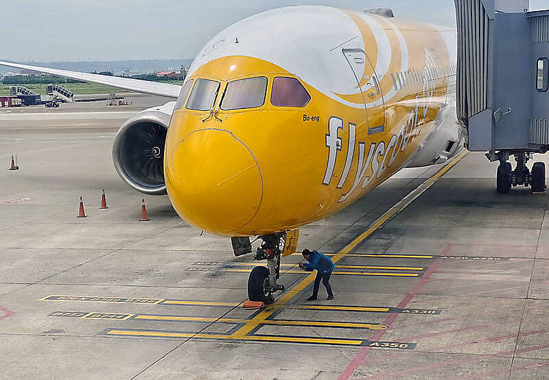 乘客回头看可会飙汗？酷航客机飞抵台北被发现左轮胎不见了（图） - 2