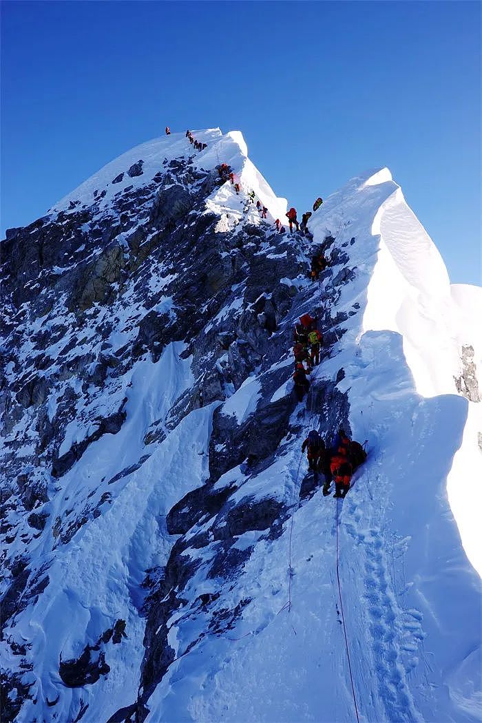 登珠峰遇难的中国人：“最忙登山季”的危险与死亡（组图） - 6