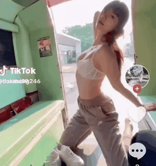 脱至仅剩内衣内裤！中国女网红在清迈双排车上拍不雅照，被泰国民众骂惨了！（视频/组图） - 1