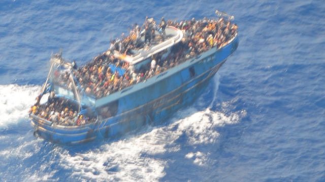 希腊偷渡船海难：BBC调查发现海岸卫队说法与船舶追踪数据不符（组图） - 1