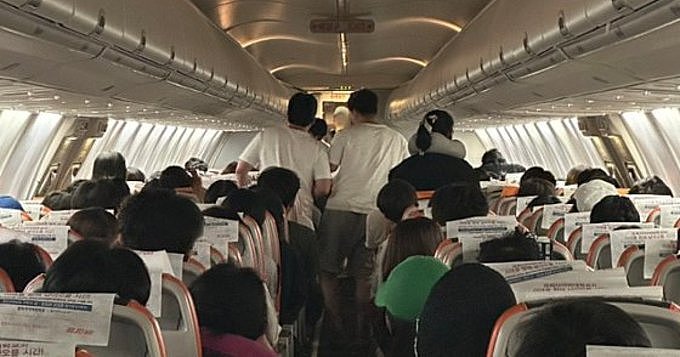 又出现乘客想乱开机舱门！韩国济州航空客机惊险降落（组图） - 2