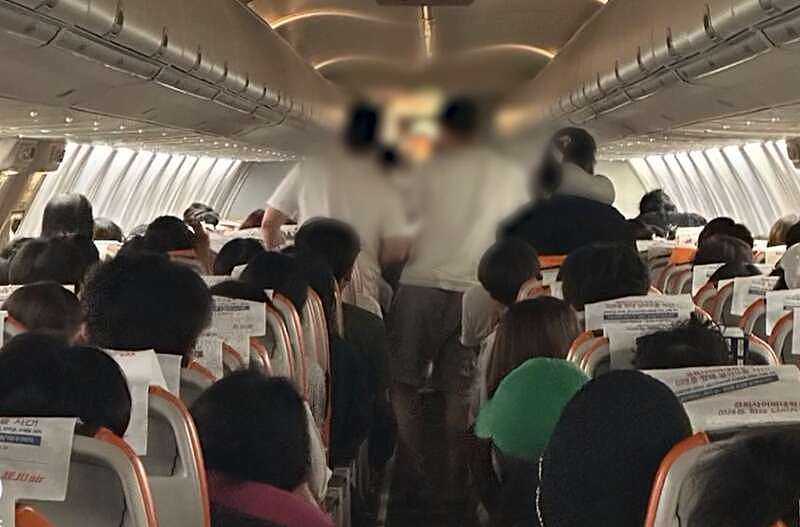 韩国航司再遇空中惊魂，乘客欲强行开舱门杀死所有人（组图） - 3