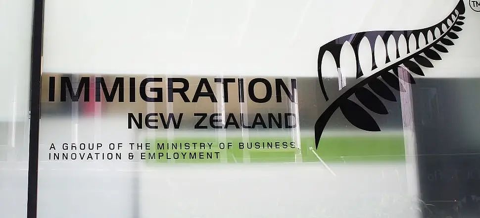 随机砍人，全程冷静，监控爆出！新西兰移民局：36家雇主被查；中国移民工人住在车库三个月，没见到雇主就被辞退（组图） - 6