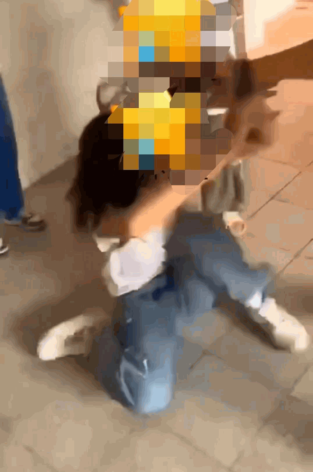 广东女中学生被逼下跪磕头被轮掴，涉事人员已被带走调查（组图） - 4
