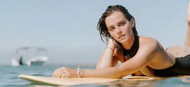 33岁艾玛·沃特森罕见穿连体泳衣秀曲线，阳光下皮肤白得闪闪发光（组图） - 1