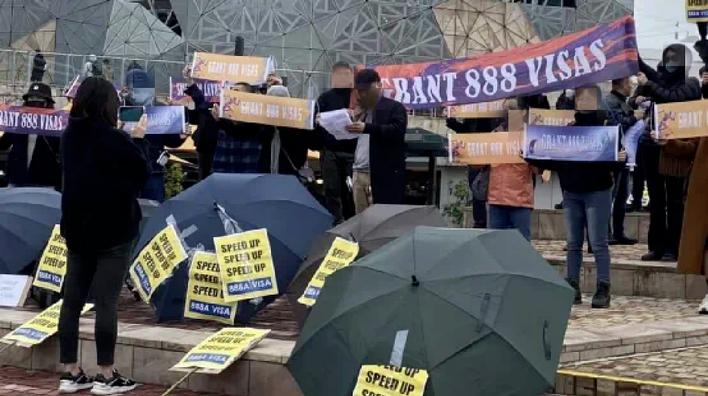澳洲政府针对中国人投资移民签证审批慢到极点，大批华人街头抗议，要求公平对待，加速888审批（组图） - 8