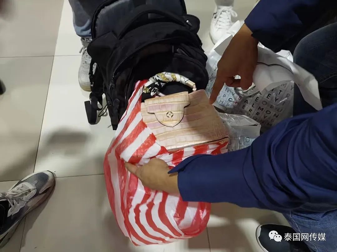 中国男子在泰国机场偷窃同胞LV包被捕！还将其身份证、信用卡等物品扔进垃圾桶（组图） - 9