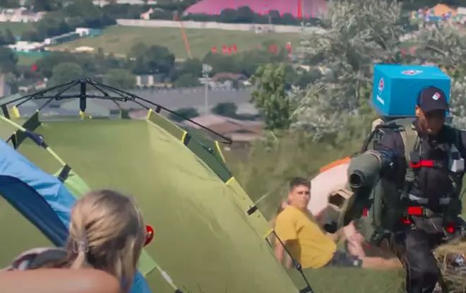 英国小哥背喷气背包“飞”着送披萨，一套飞行服价值数十万英镑（组图） - 5