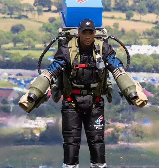 英国小哥背喷气背包“飞”着送披萨，一套飞行服价值数十万英镑（组图） - 1