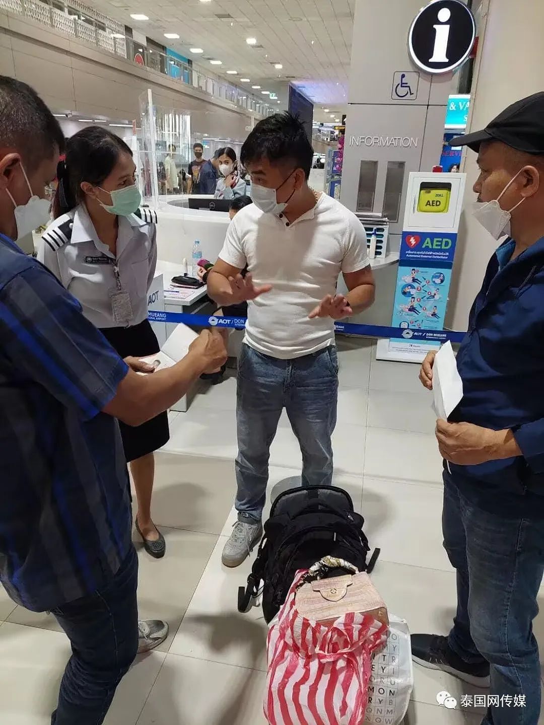 中国男子在泰国机场偷窃同胞LV包被捕！还将其身份证、信用卡等物品扔进垃圾桶（组图） - 12