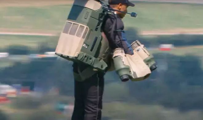 英国小哥背喷气背包“飞”着送披萨，一套飞行服价值数十万英镑（组图） - 4