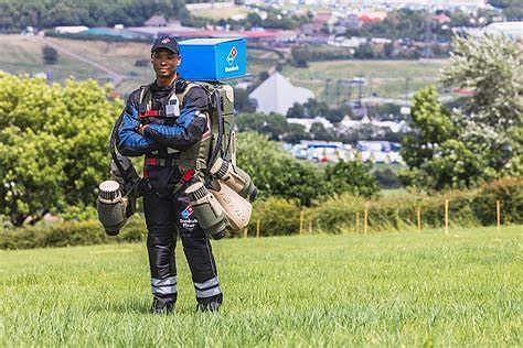 英国小哥背喷气背包“飞”着送披萨，一套飞行服价值数十万英镑（组图） - 7