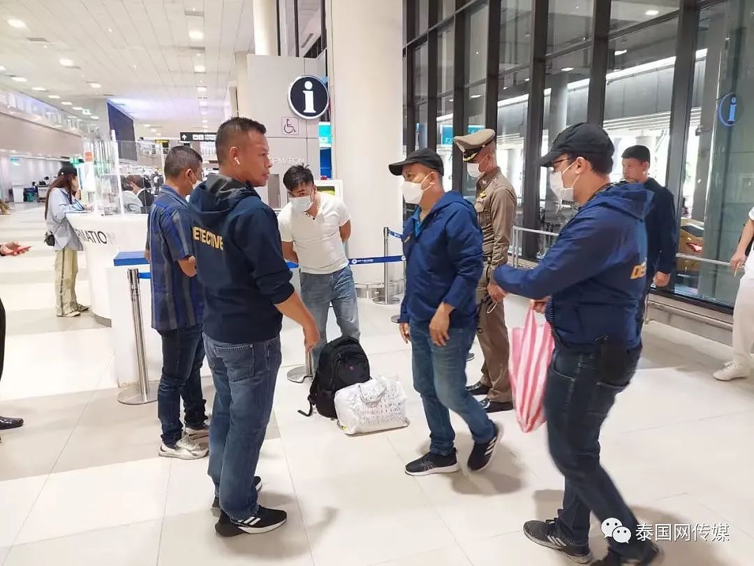 中国男子在泰国机场偷窃同胞LV包被捕！还将其身份证、信用卡等物品扔进垃圾桶（组图） - 5
