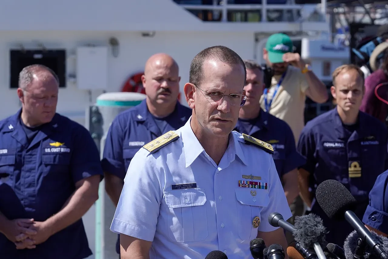 美国海岸防卫队少将莫格，22日说明搜救进度。 美联社