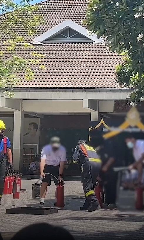 恐怖视频曝光！泰国中学灭火筒爆炸如炮弹，一人被炸到内脏流出惨死（视频/组图） - 3