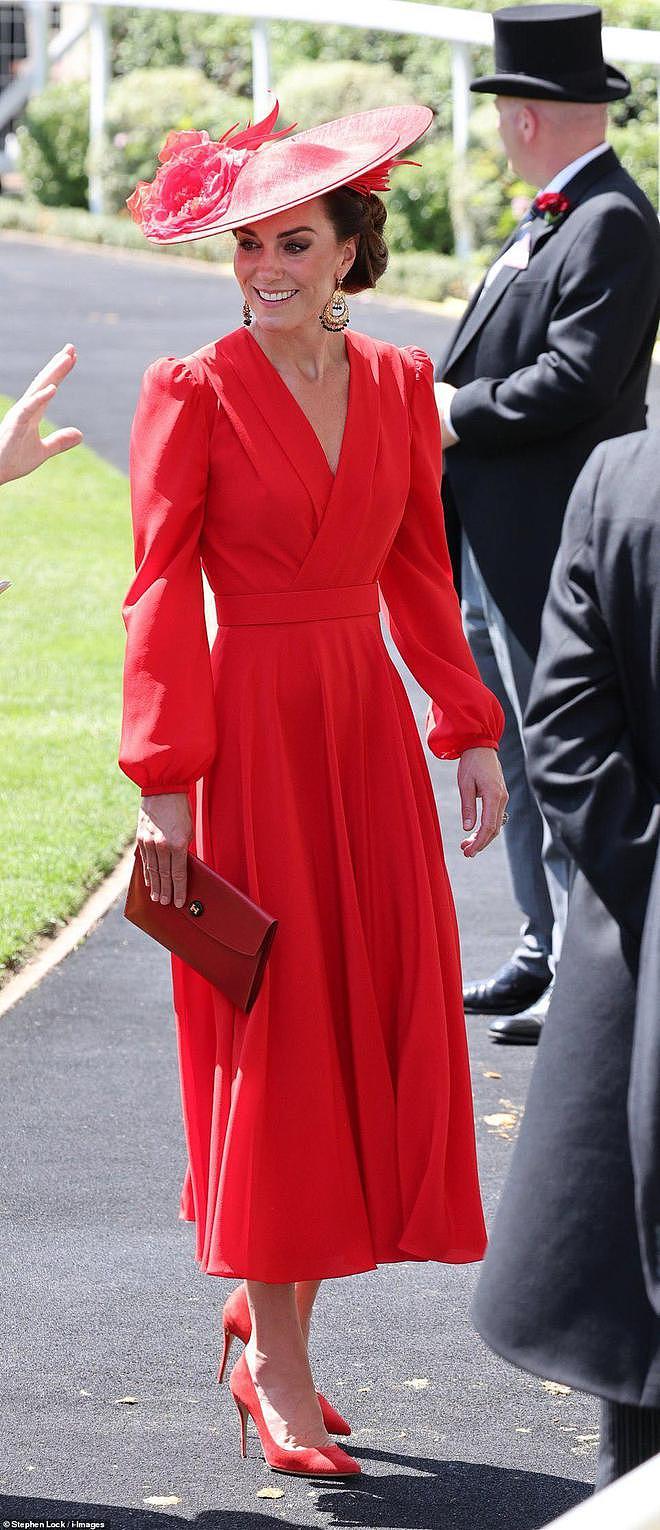 41岁凯特王妃初现赛马会，意外穿大红很醒目，顽皮小动作示爱威廉（组图） - 1
