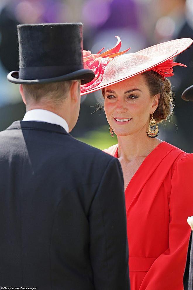 41岁凯特王妃初现赛马会，意外穿大红很醒目，顽皮小动作示爱威廉（组图） - 7
