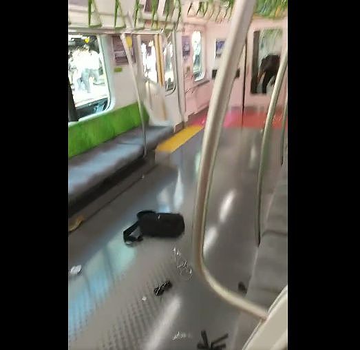 地铁内有人持刀挥舞！慌乱中华人大哥挺身而出，大喊：你们先出去，我挡着（视频/组图） - 3