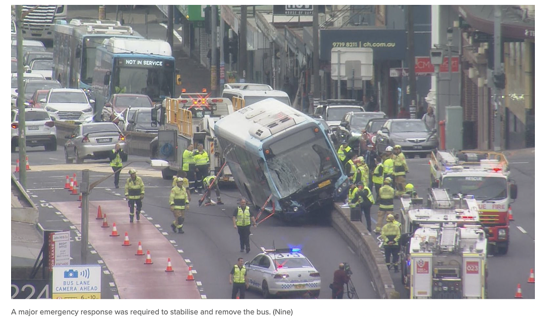 悉尼繁忙街头，公车车突然冲上隔离带！3人紧急送医，真相是因为司机...（组图） - 4