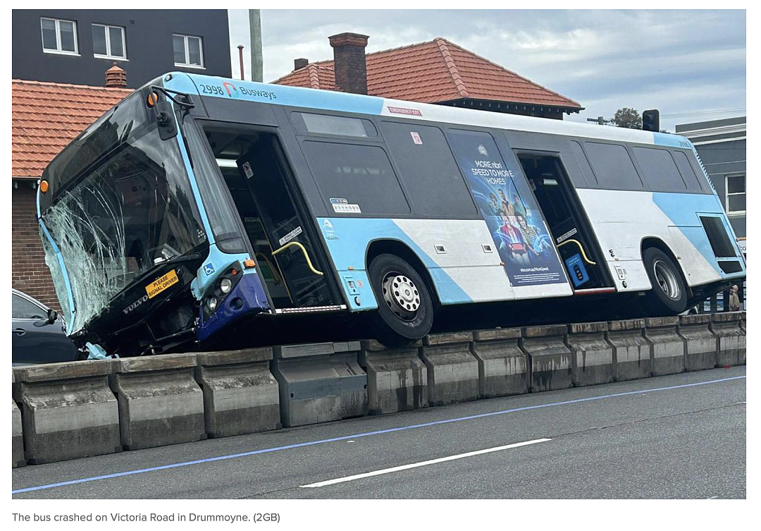 悉尼繁忙街头，公车车突然冲上隔离带！3人紧急送医，真相是因为司机...（组图） - 3