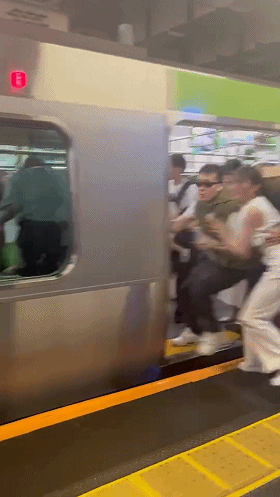 地铁内有人持刀挥舞！慌乱中华人大哥挺身而出，大喊：你们先出去，我挡着（视频/组图） - 7