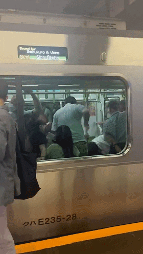 地铁内有人持刀挥舞！慌乱中华人大哥挺身而出，大喊：你们先出去，我挡着（视频/组图） - 6