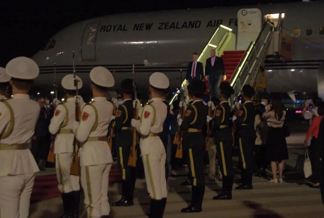 新西兰总理抵达北京，红毯隆重迎接！新西兰已准备好站队，最想谈的是这件事（组图） - 4