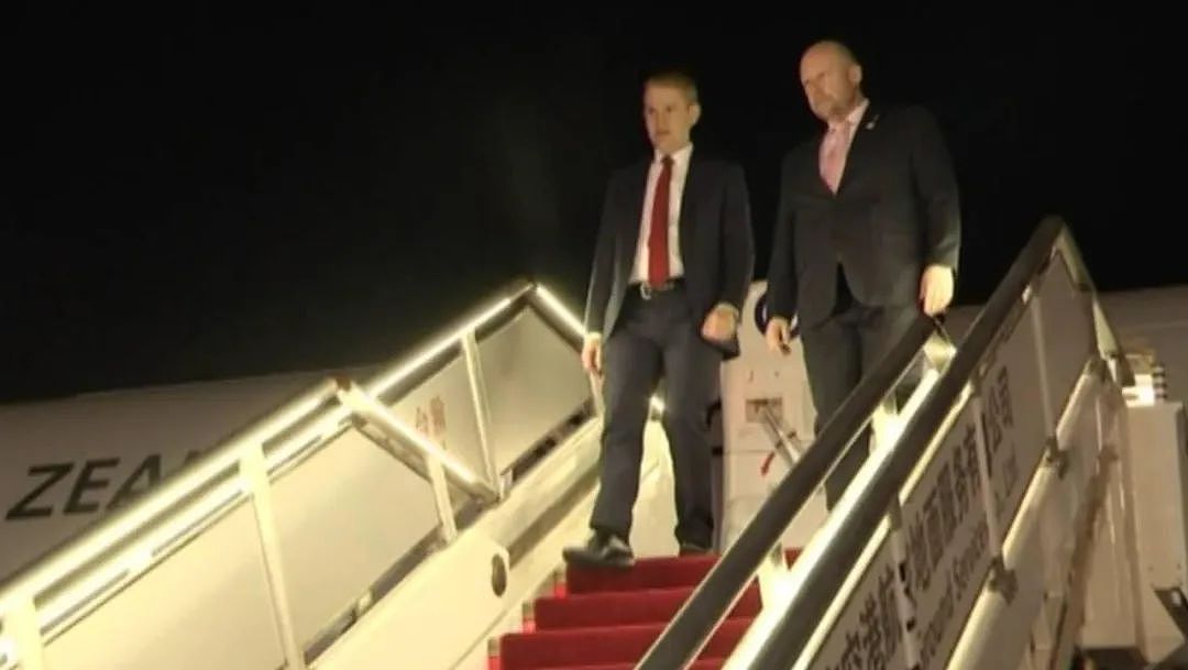新西兰总理抵达北京，红毯隆重迎接！新西兰已准备好站队，最想谈的是这件事（组图） - 1