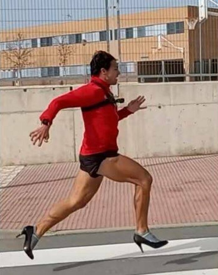 糖尿病男刷新世界纪录！穿高跟鞋跑100米跑出12.82秒（图） - 1